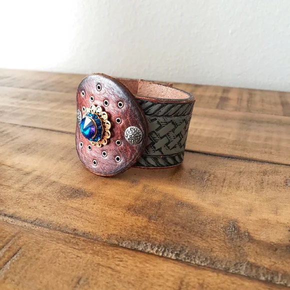 Bracelet - leather cuff - Picture 3 of 13